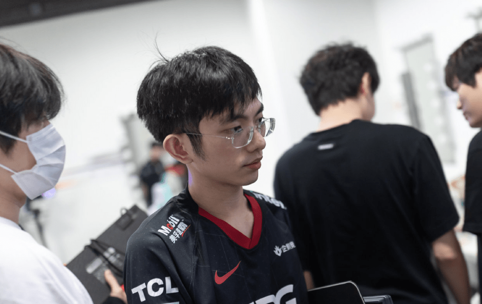 清晨达拉斯独行侠造点机会赛前洛杉矶快船调整名单以备足总杯之后，Uzi在IG比赛中惊艳表现的简单介绍